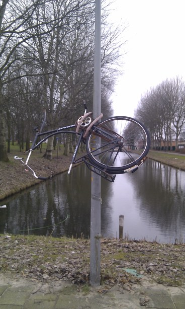 A bicycle "op die paal"